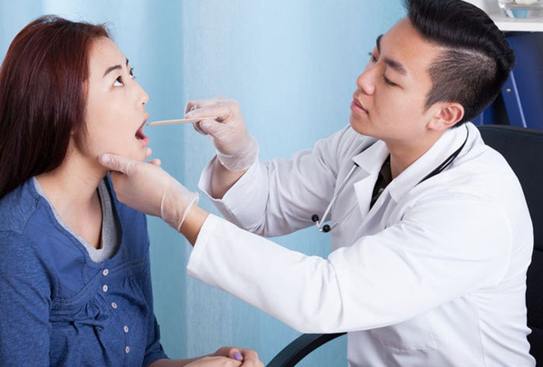 Doctor-checking-patient-for-mouth-cancer
