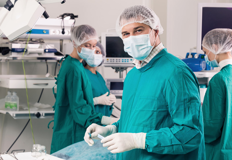 Surgeons-performing-free-flap-surgery