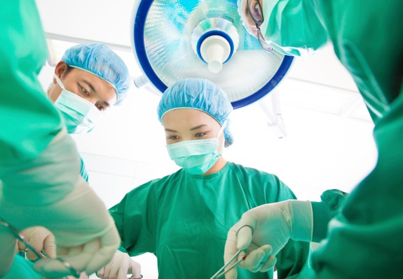 Surgeons-performing-thyroid-surgery
