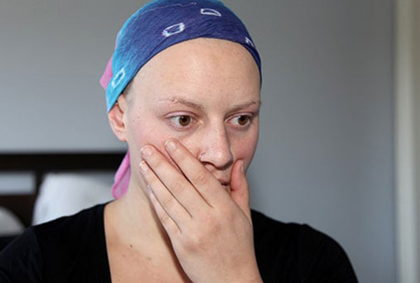 Woman-suffering-from-mouth-cancer